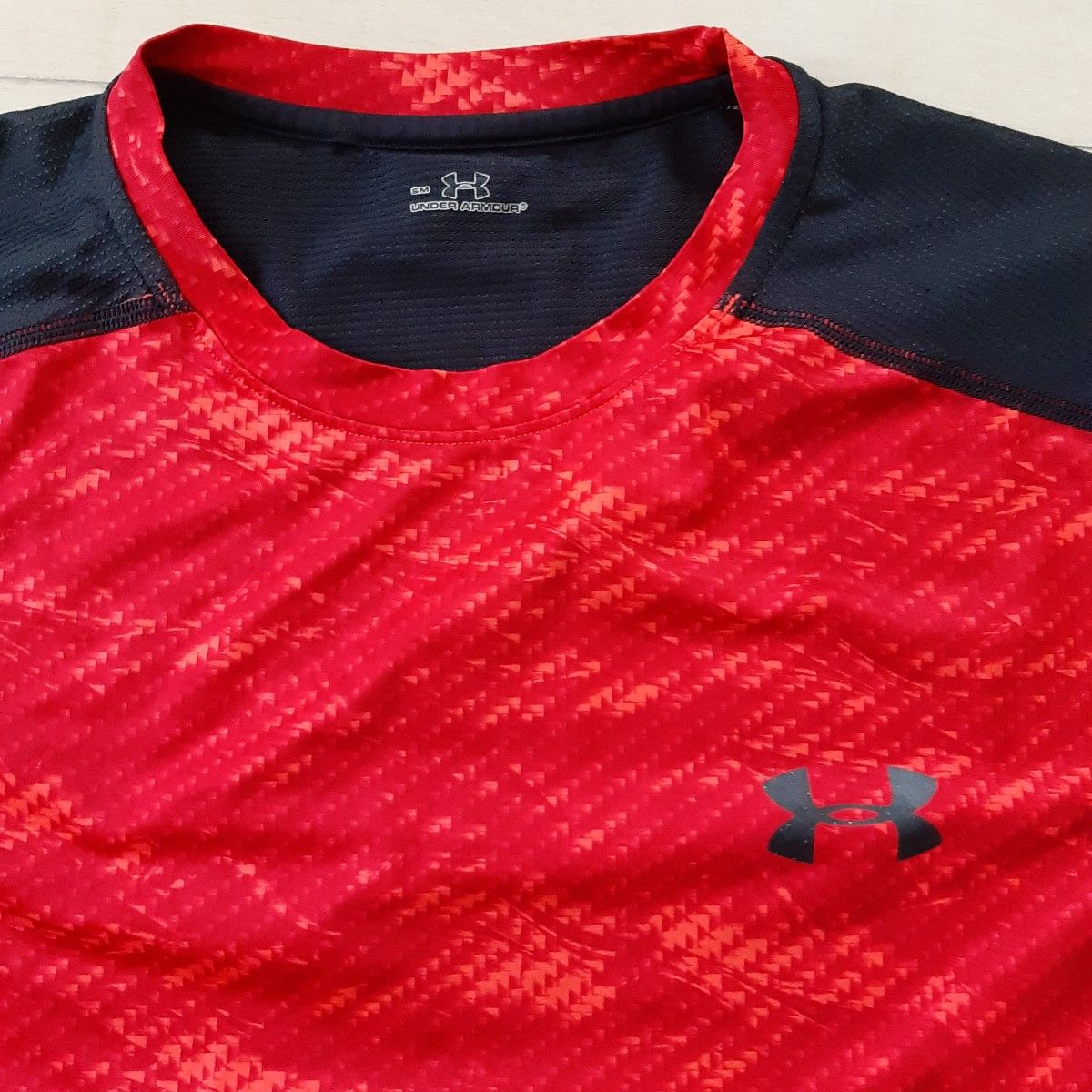 アンダーアーマー 半袖シャツ 半袖Tシャツ UNDER ARMOUR レッド人気　美品　ジャージ　赤　ロゴ　サッカー　スポーツ　