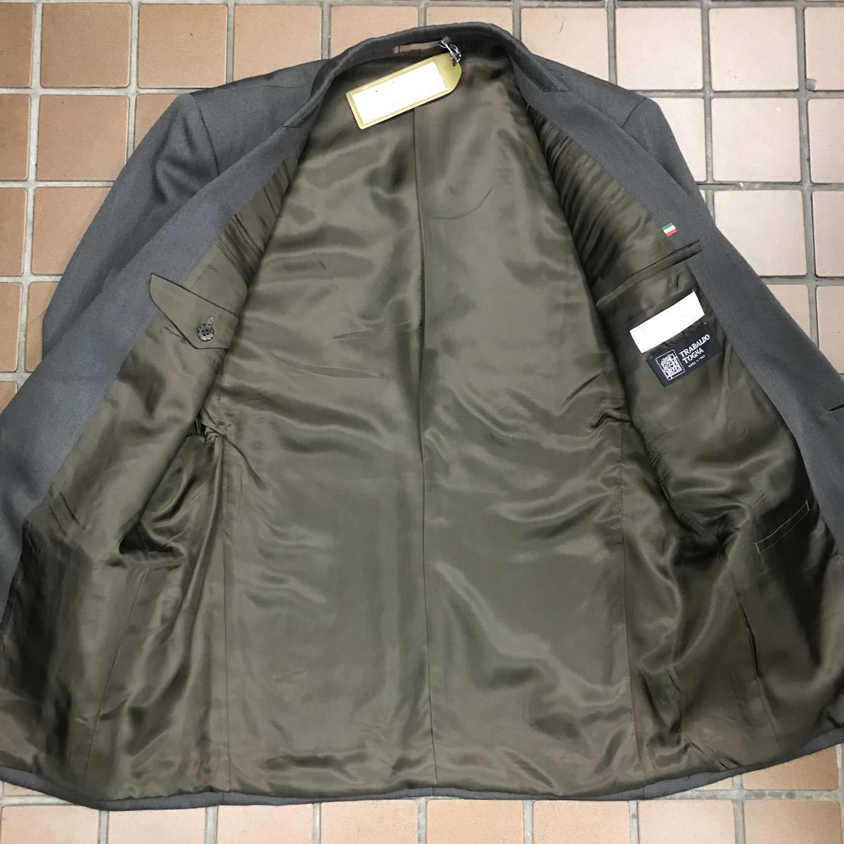 定価8,8万【訳あり未使用品】紳士服　背広　セットアップスーツ/サイズXL A7/グレイ/ノーベンツ　2タック★イタリア生地 毛100％＊穴あき有_画像4