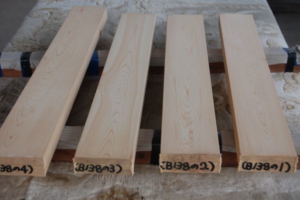 満点の 木曽桧 ヒノキ（天然材） 4本で6000円 9年乾燥 角材 材木 木材