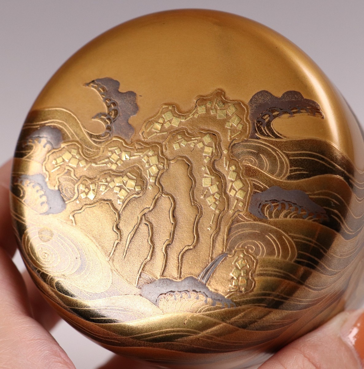 M348 茶道具 加賀蒔絵師 野村大仙 鳴門蒔絵 金地大棗 塗共箱 M348 茶道具 加賀蒔絵師 野村大仙 鳴門蒔絵 金地大棗 塗共箱
