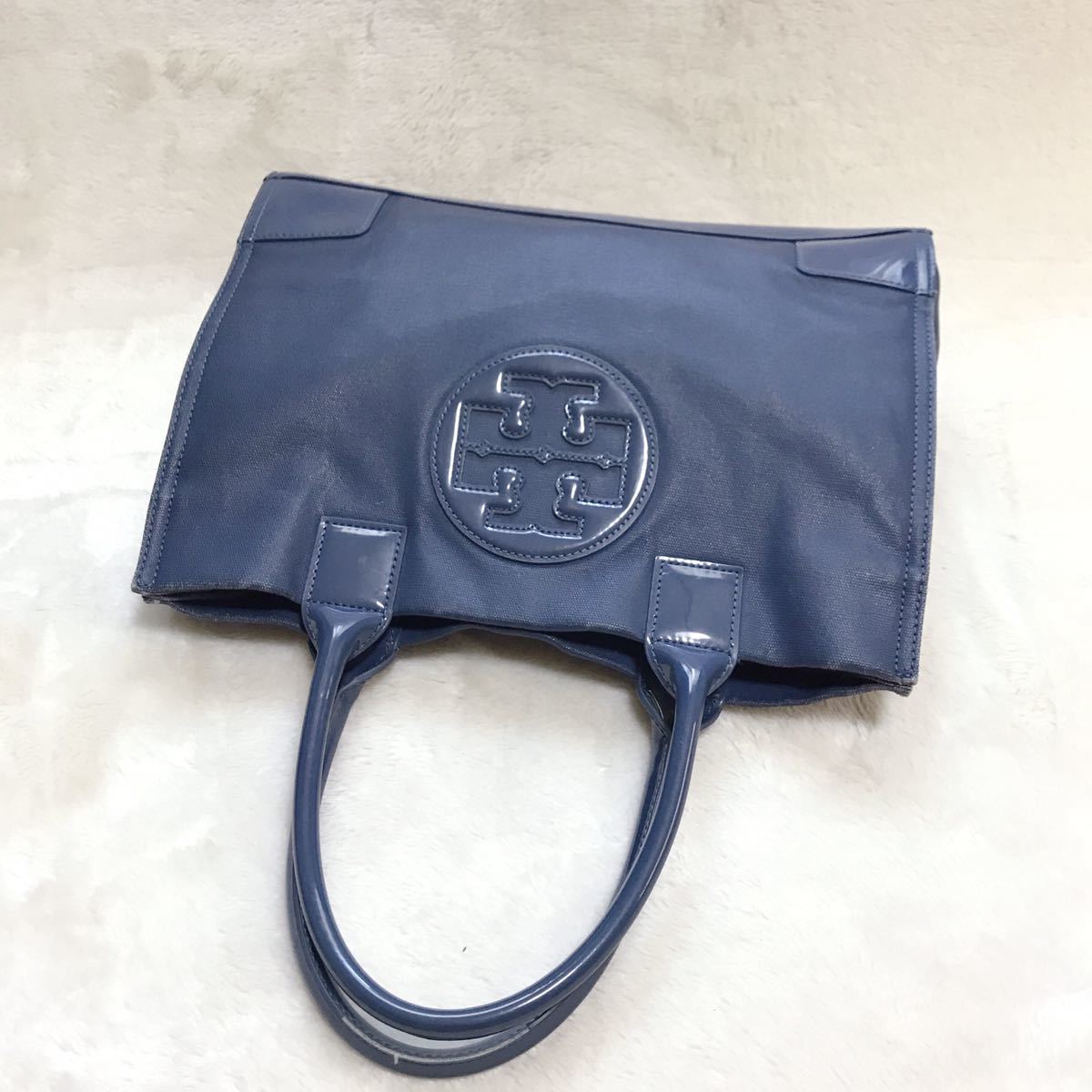 Tory Burch トートバッグ ブルー系 肩掛け PVC エナメル デカロゴ トリーバーチ ハンドバッグ_画像4