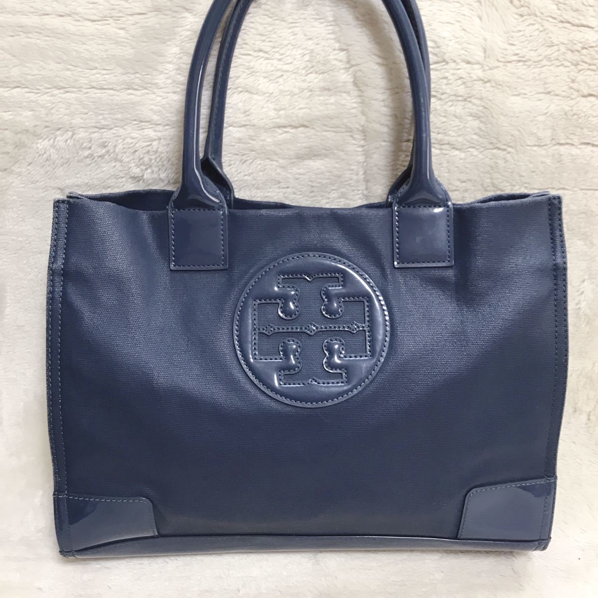 Tory Burch トートバッグ ブルー系 肩掛け PVC エナメル デカロゴ トリーバーチ ハンドバッグ_画像2