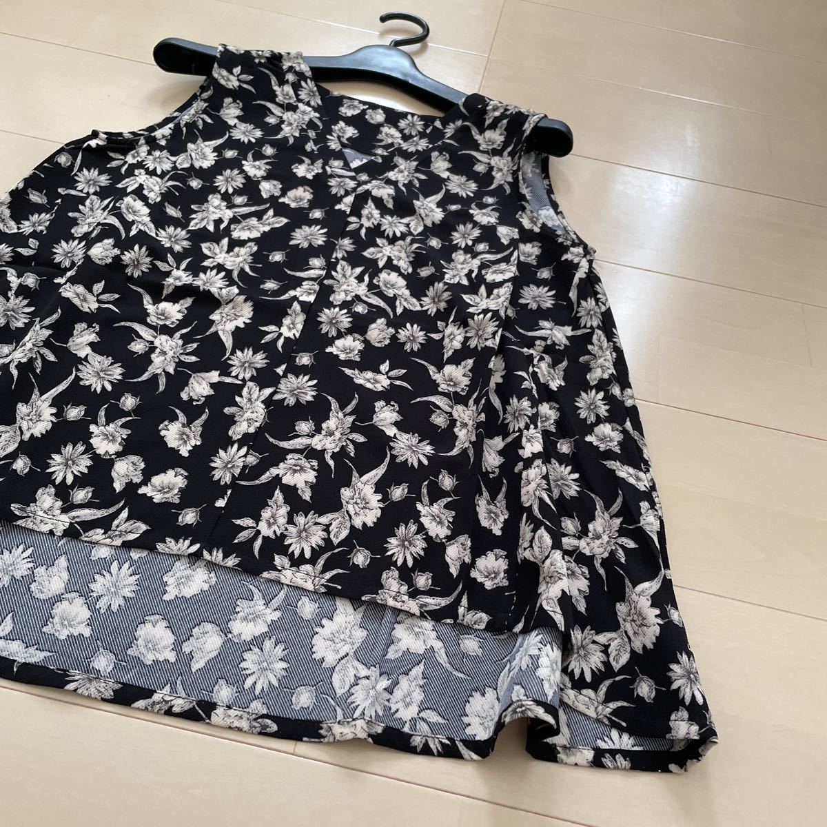 [新品] 花柄 ノースリーブブラウス