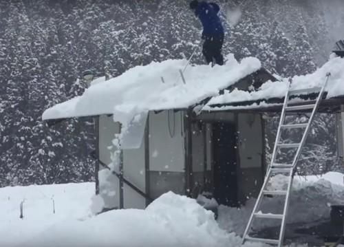 訳あり特価品 らくらく雪すべーる 押すだけ 引くだけ 屋根の雪が 訳あり特価品 らくらく雪すべーる 押すだけ 引くだけ 屋根の雪が