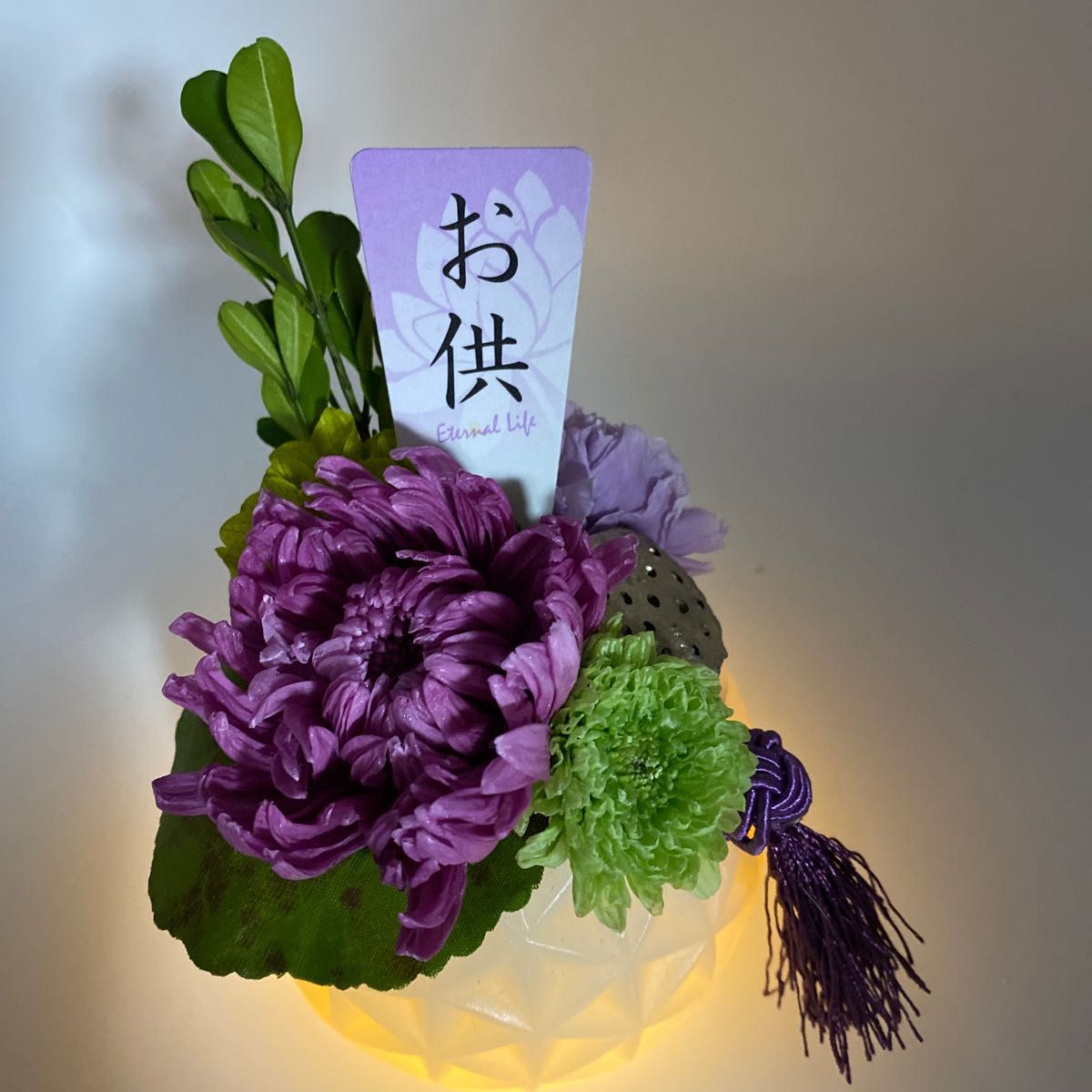 お盆に灯のお供え花　LEDワックスベース　光る器　仏花　プリザーブドフラワー仏花　ラズベリー輪菊赤紫　初盆　命日　法要　お彼岸