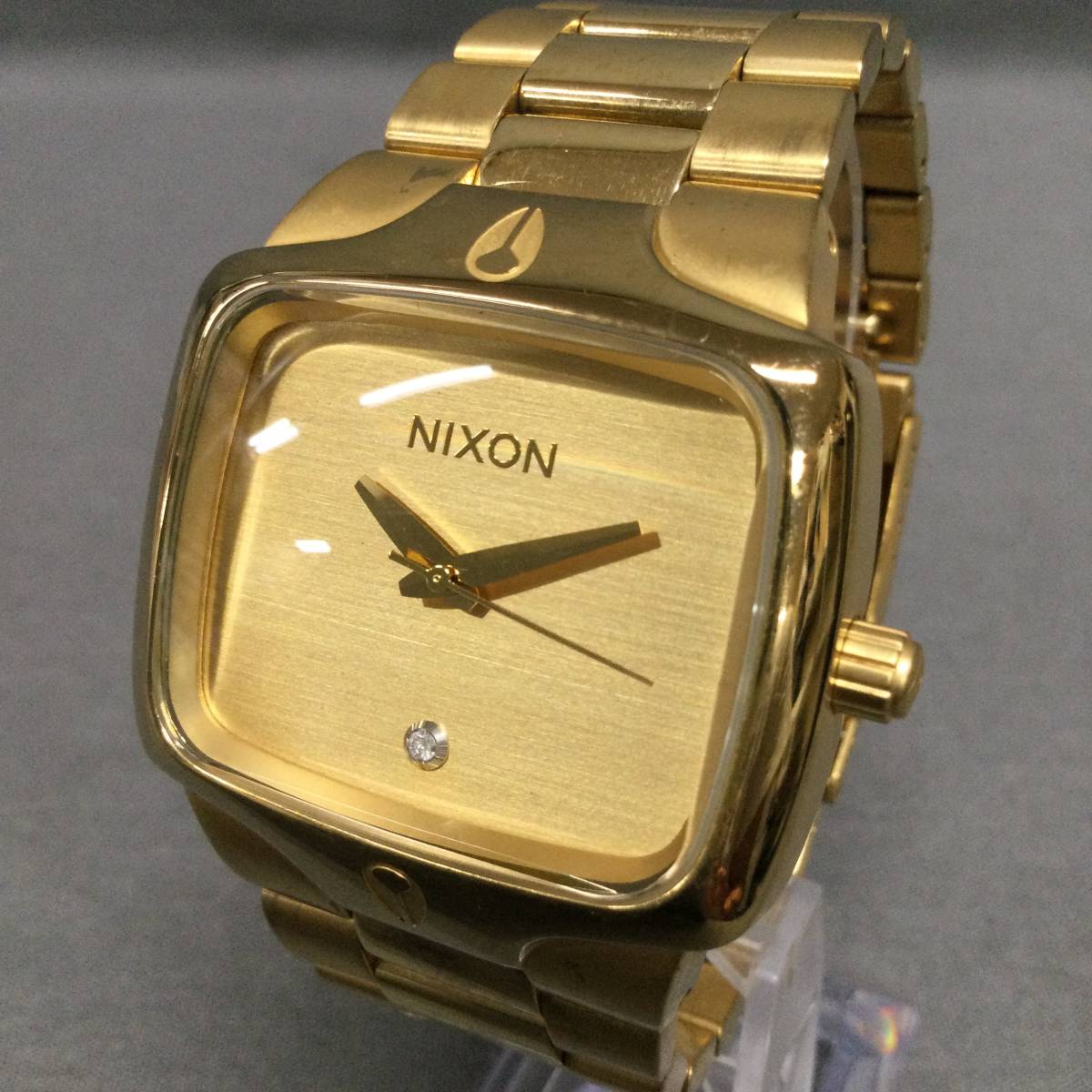 050831 242020 NIXON ニクソン ゴールドカラー 腕時計 メンズ 稼働品