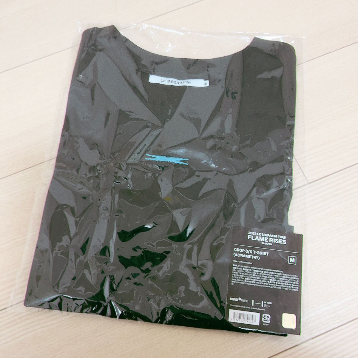 ルセラフィム クロップ Tシャツ FLAME RISES JAPAN 公式 ツアー グッズ LE SSERAFIM アシンメトリー
