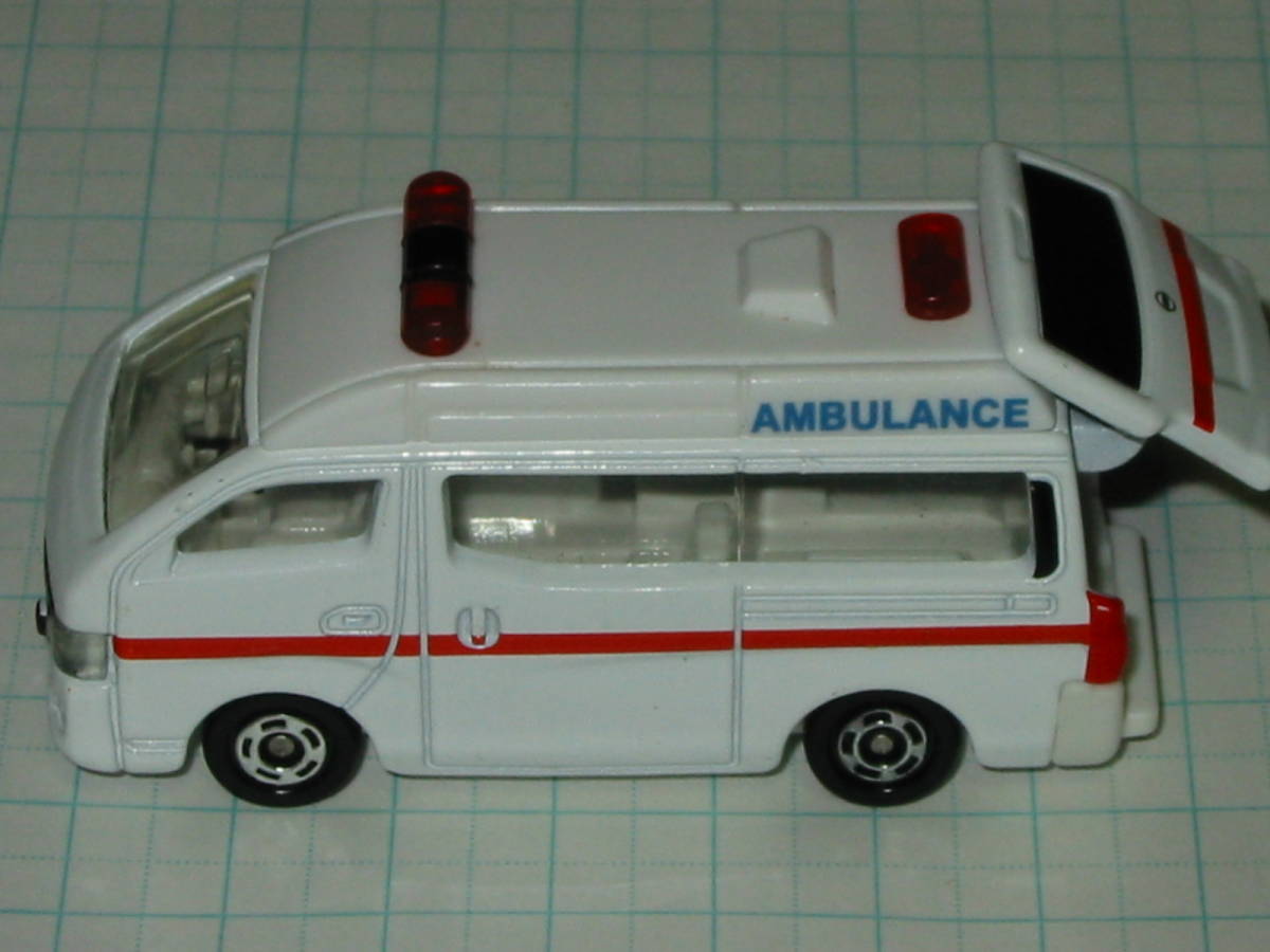 トミカ 18 ★ニッサン 日産 NV350 キャラバン 救急車 NISSAN NV350 CARAVAN AMBULANCE ベトナム製 ジャンク品　_画像5