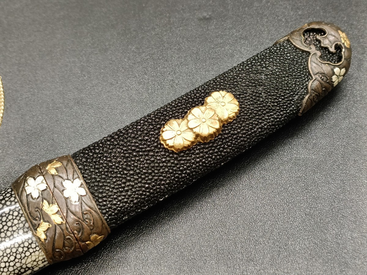 日本刀装具 短刀合口拵 流れ桜花の図 銅装具 本鮫皮装具 木刀木製柄