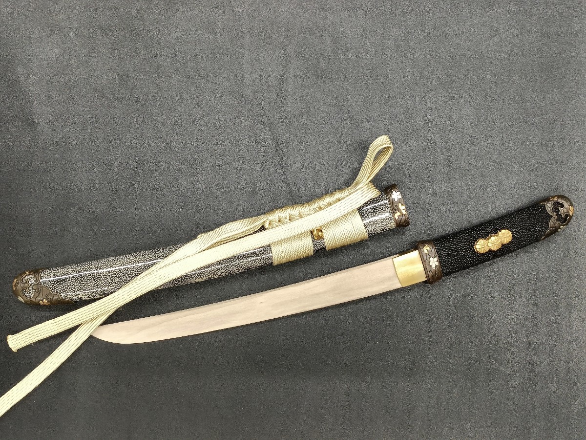日本刀装具 短刀合口拵 流れ桜花の図 銅装具 本鮫皮装具 木刀木製柄