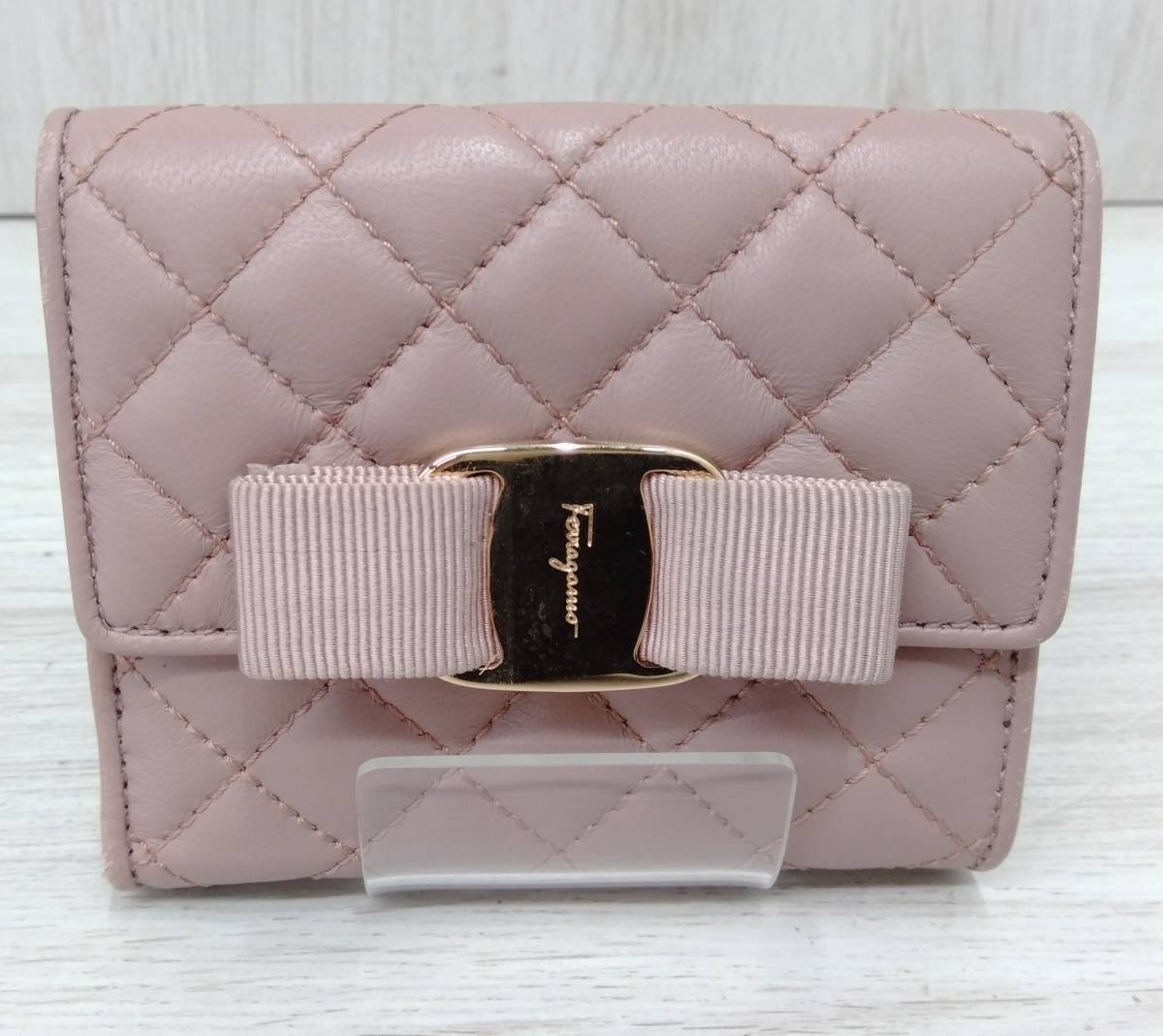 Salvatore Ferragamo サルバトーレ フェラガモ ヴァラ 二つ折り財布 ピンクベージュ系