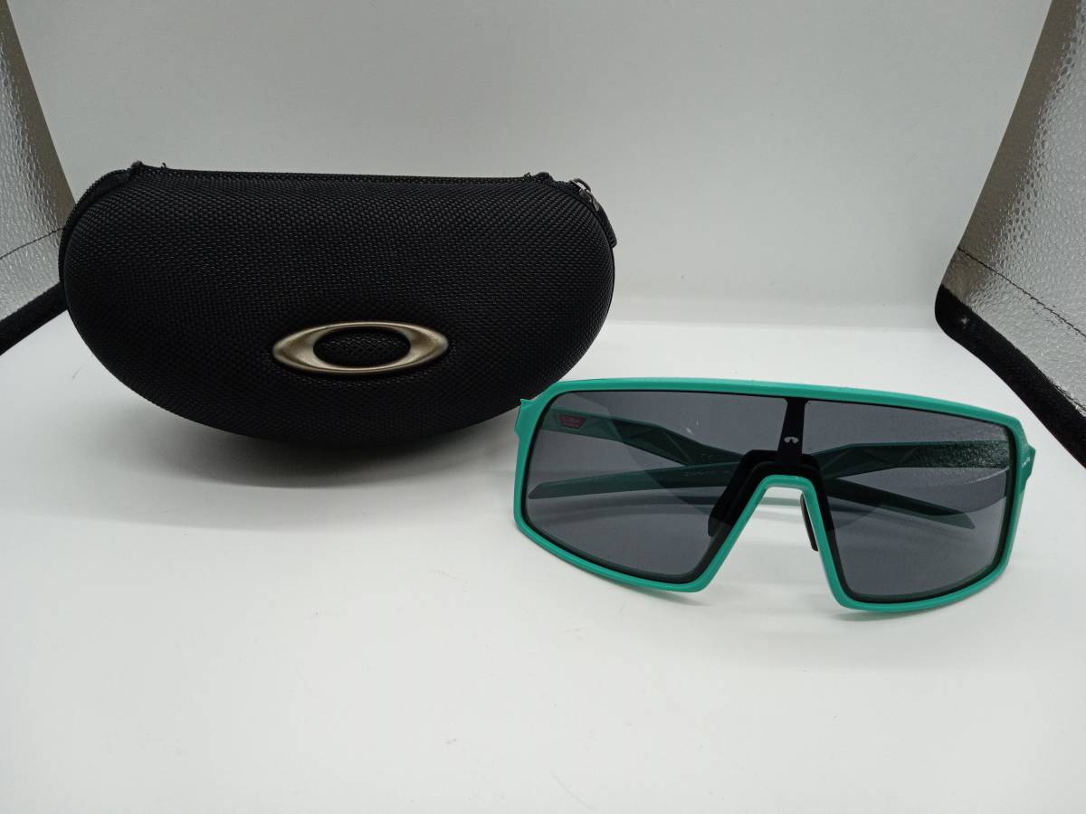 OAKLEY オークリー　9406A-0137 　プリズムレンズ　サングラス　グリーン　ケース有