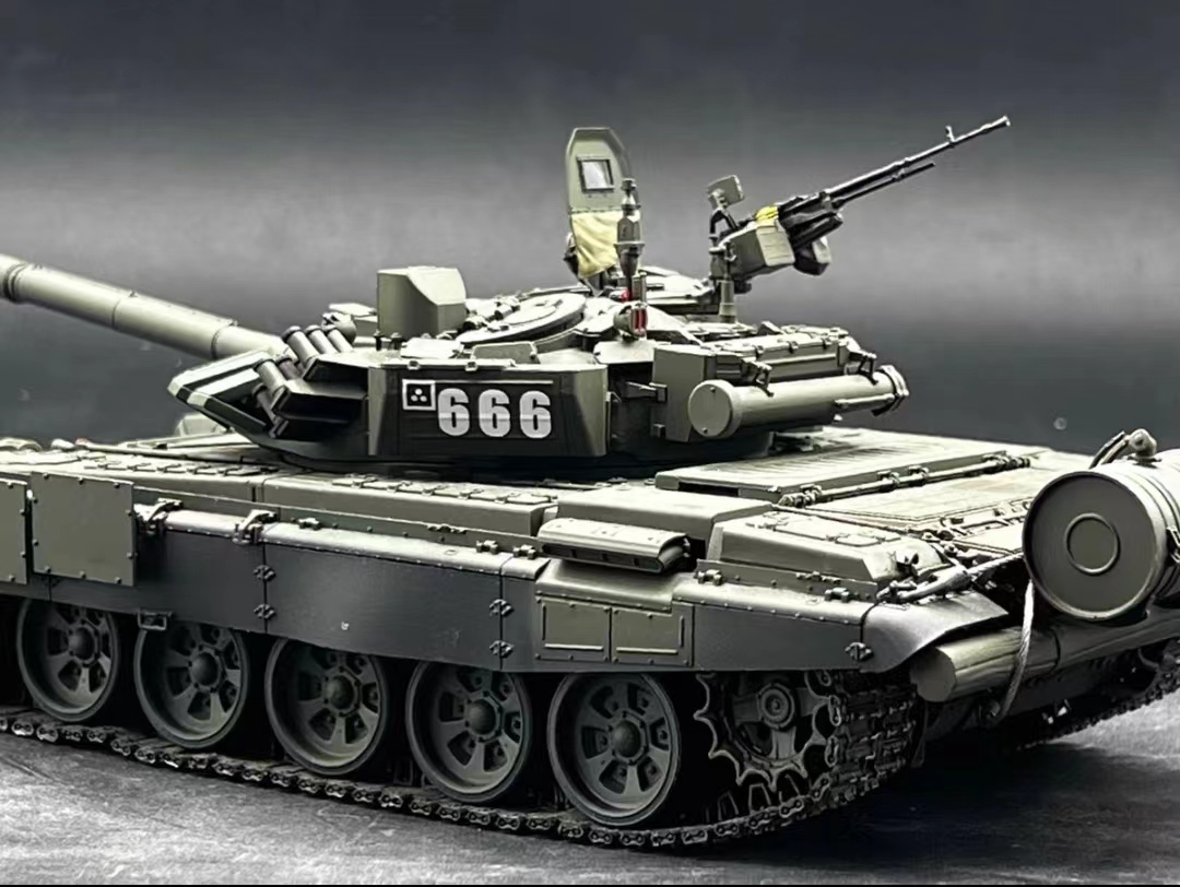  Russia ream . army 1/35 scale T72B main battle tank painted final product 