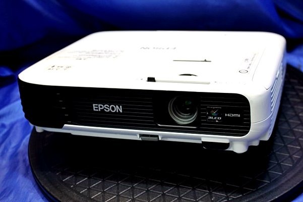 ★輝度3000lm★ EPSON 液晶プロジェクター ◆EB-S04/リモコン・HDMI・VGAケーブル・ケース付き◆ 46018Y_画像2