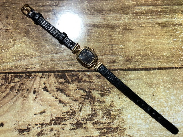 良品 レア ヴィンテージ WALTHAM ウォルサム SWISS MADE 黒 ブラック文字盤 ゴールド クオーツ レディース 腕時計の画像3