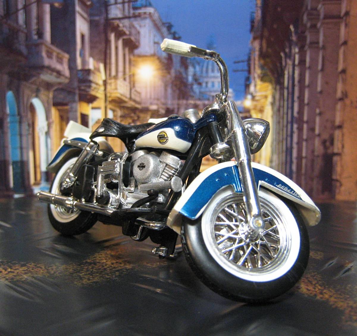 Maisto マイスト 1/24 Harley-Davidson ハーレー ダビッドソン 1958 FLH DuoGlide デュオグライド 青/白 レトロ クラシック バイク_画像3