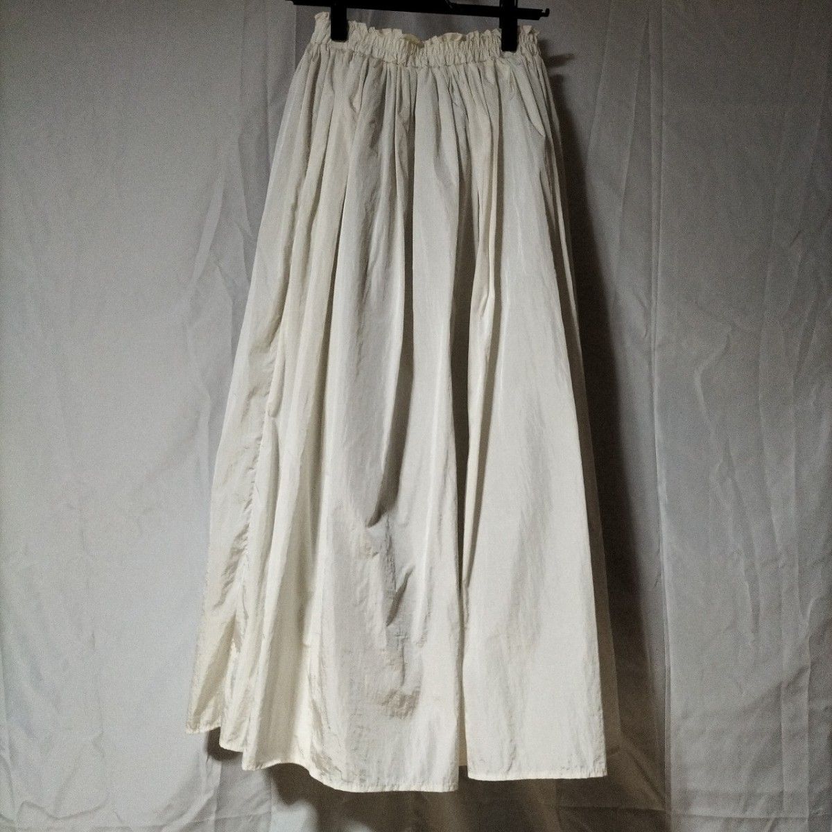 フレアシャイニーロングスカート　オフホワイト　size M