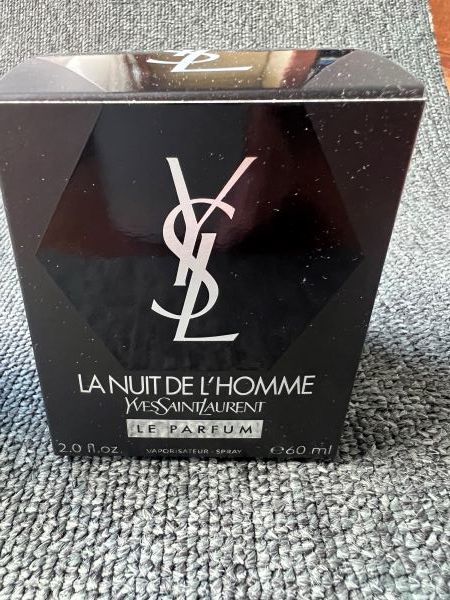  Yves Saint-Laurent 