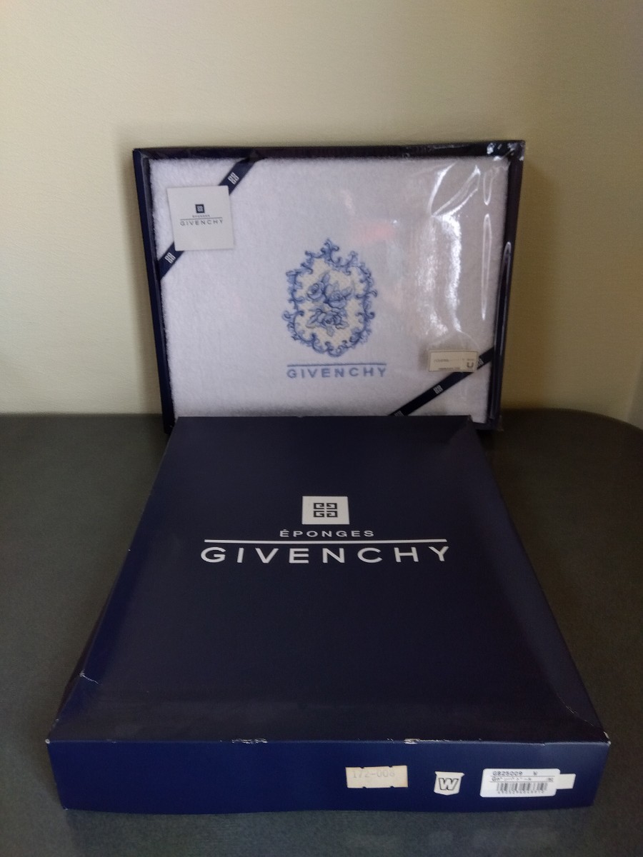 GIVENCHY ( Givenchy ), bath towel, white blue ( light blue ) floral print . anyway refreshing * clean feeling equipped . wonderful. ~(^o^)! * storage period length .