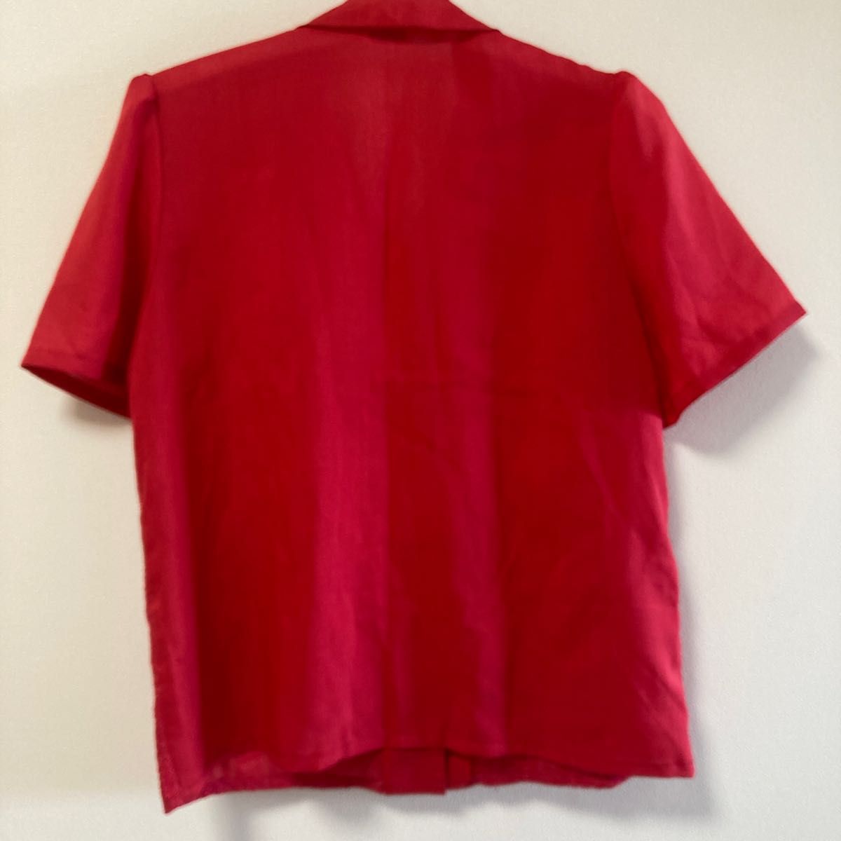 半袖レース柄シャツ。赤色。Mサイズ