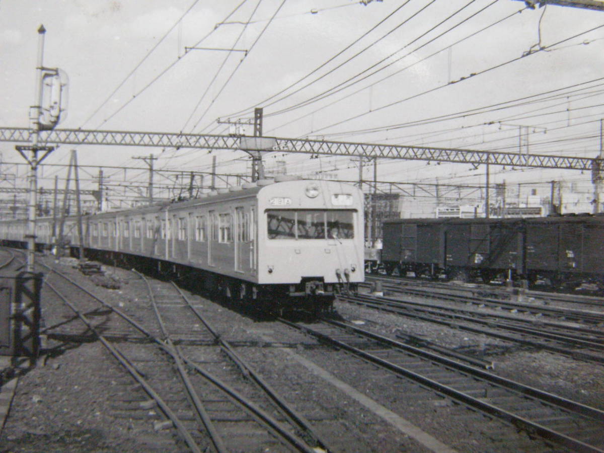 (J50)840 写真 古写真 電車 鉄道 鉄道写真 新宿 東京行 昭和33年11月8日 新宿駅 はがれた跡が薄くなっています_画像2