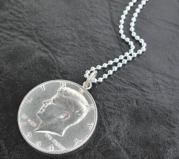 ペンダントトップ シルバー925 ケネディー50セント硬貨ペンダント 表面:ケネディー 裏面:大統領の紋章 1964年 チェーン付属