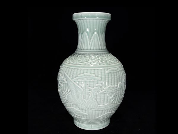 【瓏】陶磁器 青釉浮彫龍鳳紋瓶 清代 乾隆年製 染付 置物擺件 古賞物 中国古美術 蔵出のサムネイル