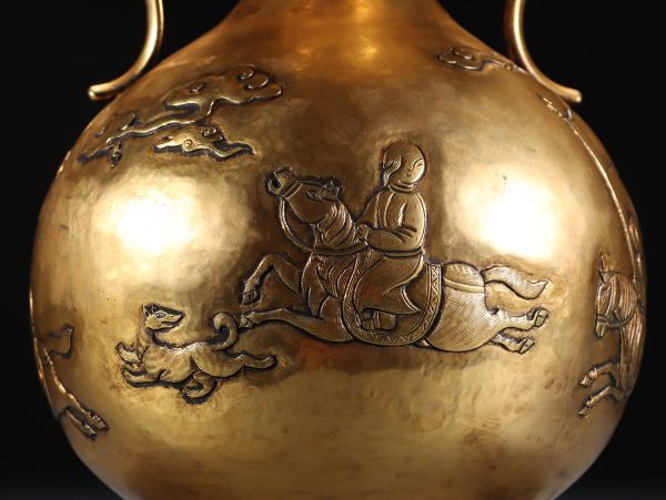 瓏】古銅鏨刻彫 塗金狩猟図賞瓶一対 唐代 銅器 古賞物 中国古玩 蔵出-