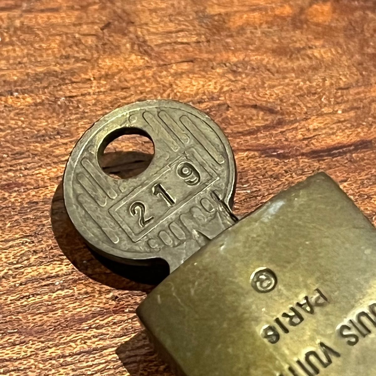 ルイヴィトン 旧パドロック #219 南京錠1個 カギ2本 used|Yahoo ルイヴィトン 旧パドロック #219 南京錠1個 カギ2本 used|Yahoo