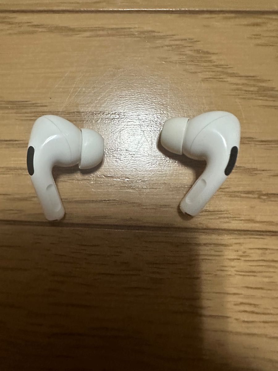 AirPods Pro 第一世代です。使用期間は一年前から半年前です。飛行機や新幹線の時使用。仕事上乗らなくなったので使いません。