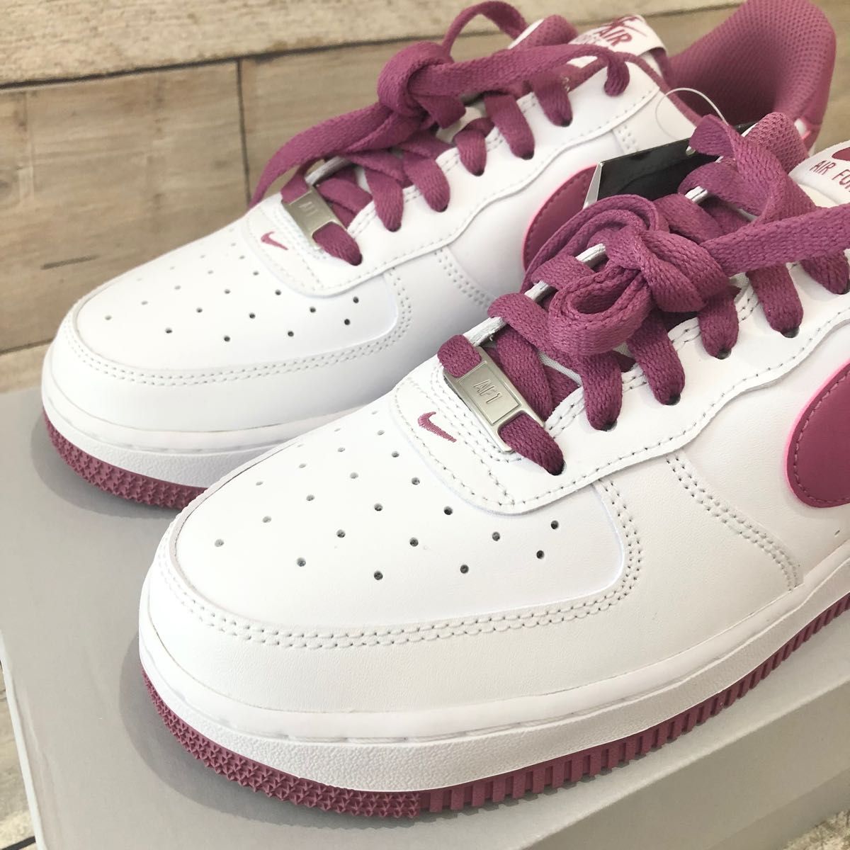 新品未使用【NIKE】エアフォース1 ホワイト ライトボルドー 25 0