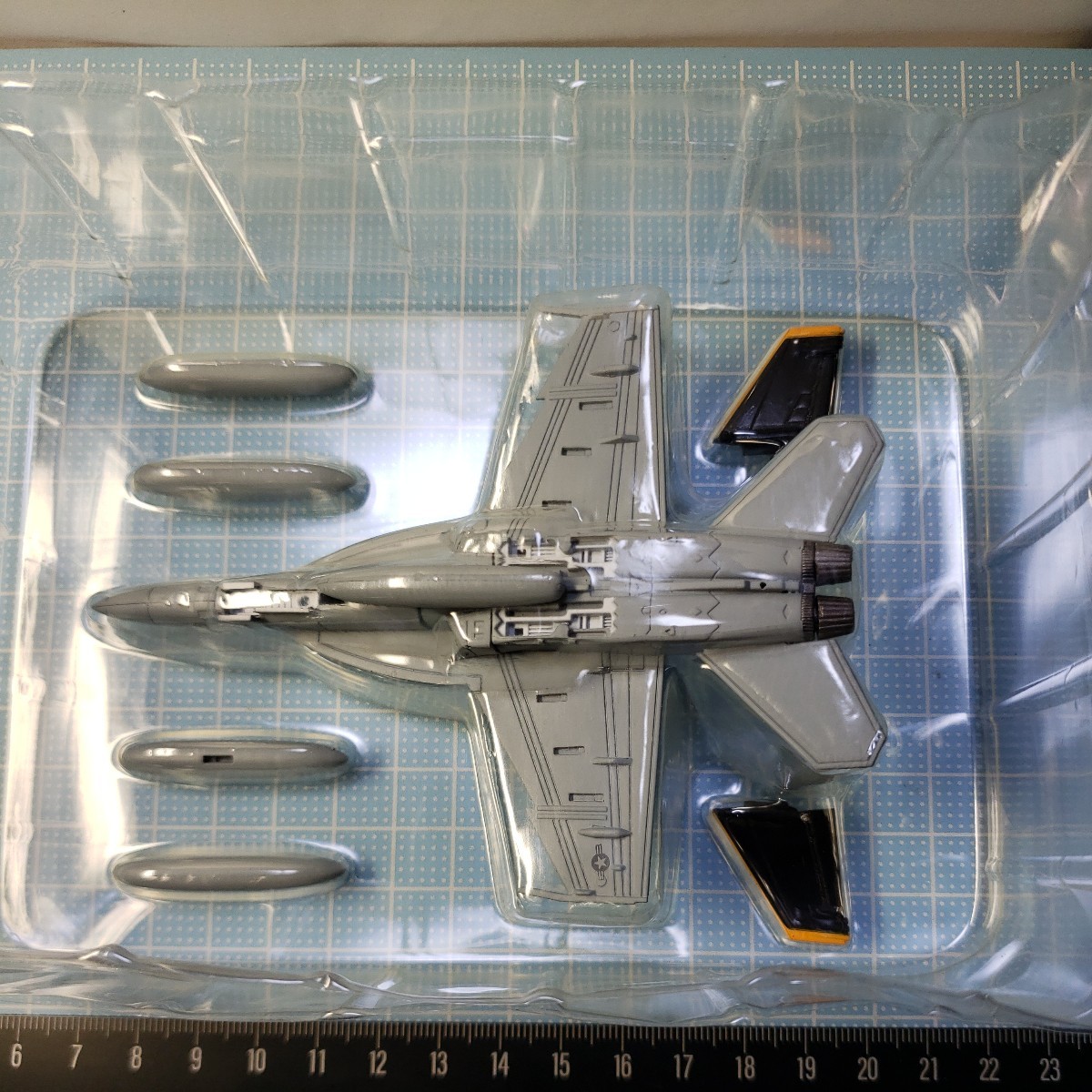 カフェレオ Jウイング監修 1/144 世界の主力戦闘機 F/A-18E スーパーホーネット VFA-115の画像4