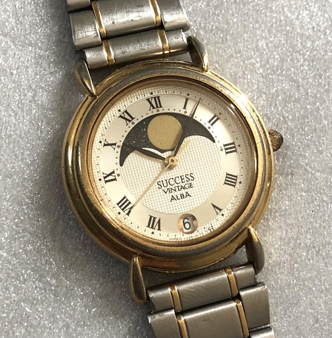 SEIKO ALBA ムーン フェイズ SUCCESS VINTAGE デイト 稼動 ローマン 日本製 ウォッチ MOON デザイン 時計 好きに も セイコー 月齢 アルバ_画像1