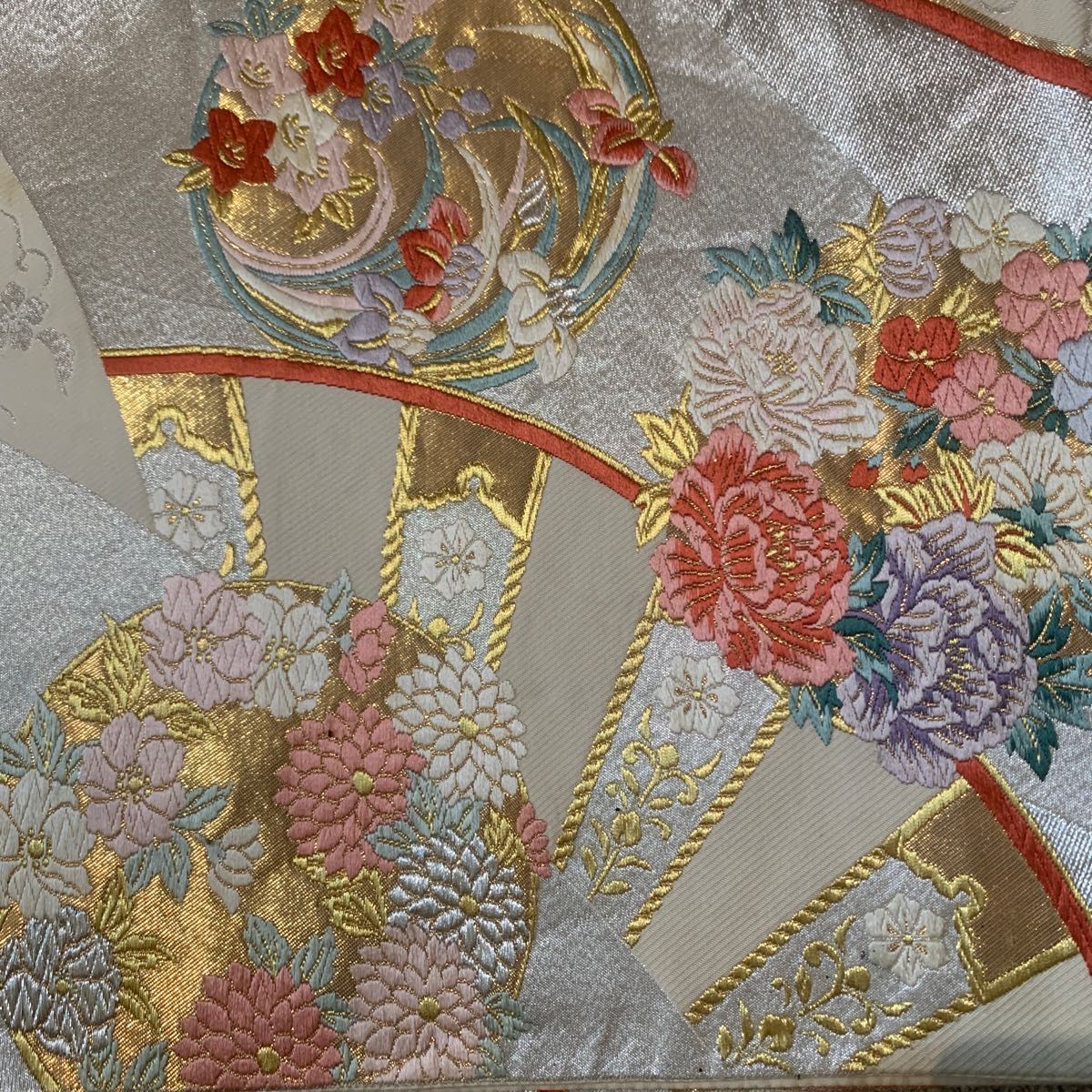 袋帯　最高級正絹　菊・牡丹・あやめ　豪華銀糸銀糸刺繍帯　成人式、留袖、訪問着、お呼ばれに…。