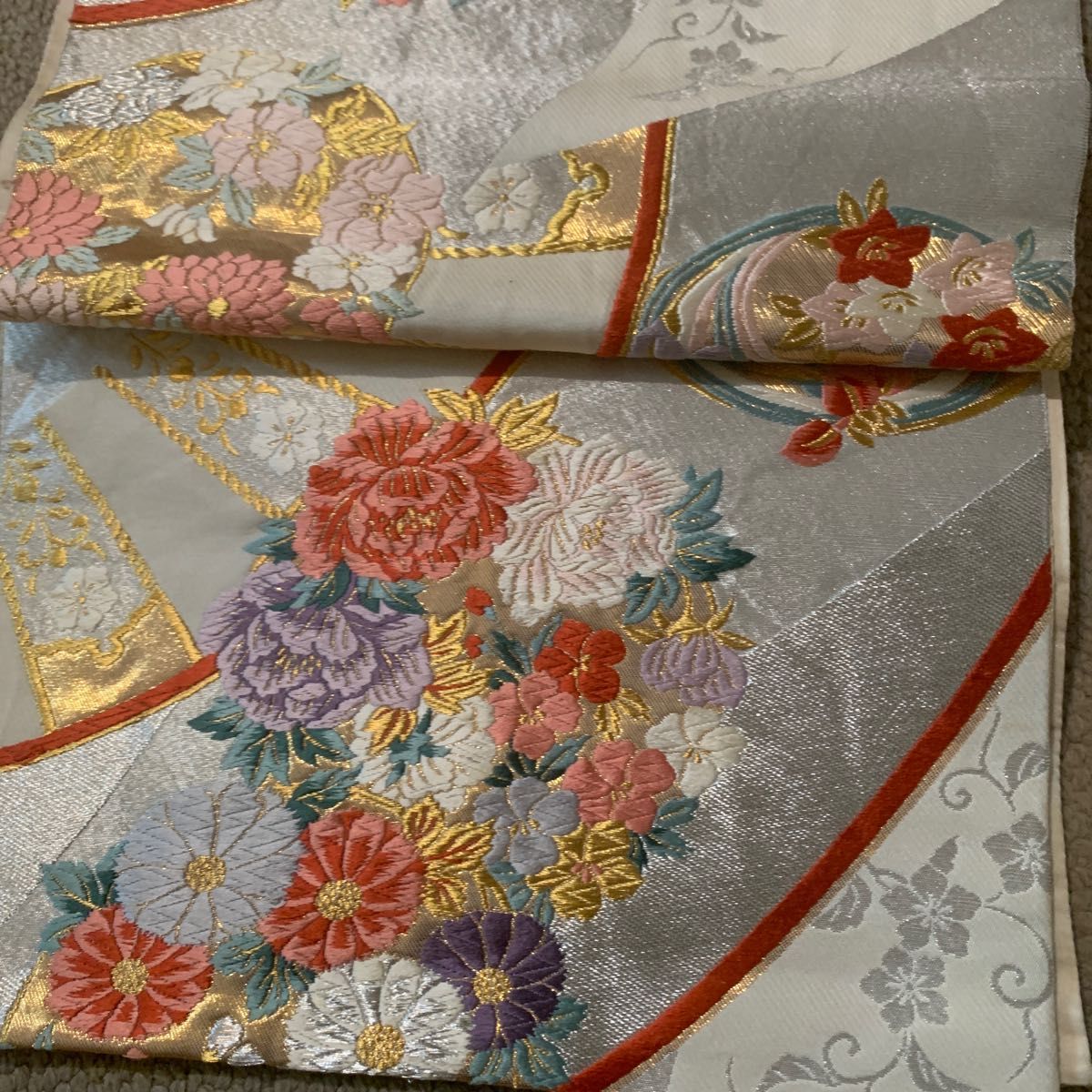 袋帯　最高級正絹　菊・牡丹・あやめ　豪華銀糸銀糸刺繍帯　成人式、留袖、訪問着、お呼ばれに…。
