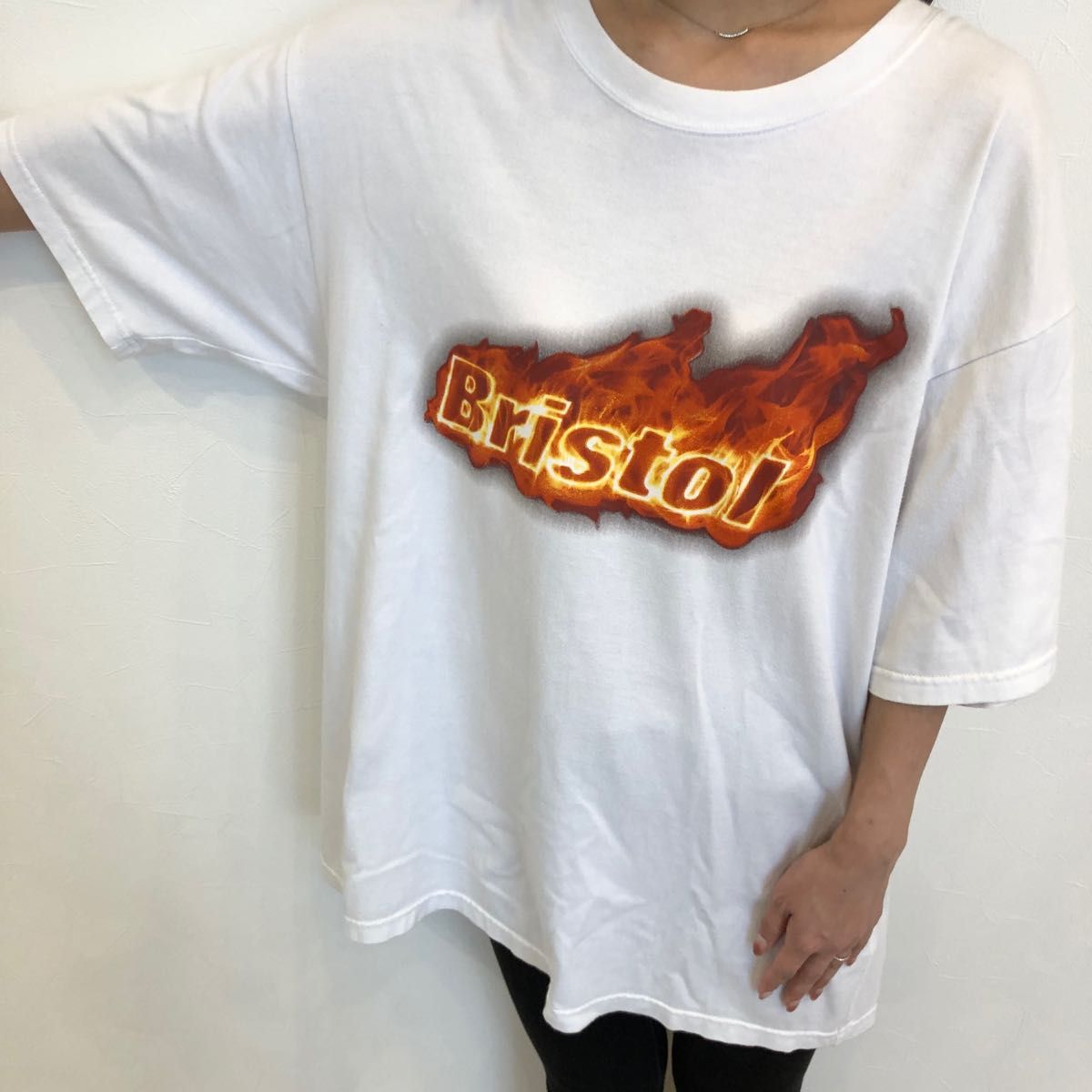 【美品】FCRB Bristol 半袖 Tシャツ ファイアーパターン ホワイトS センターロゴ　実寸M〜L ホワイト