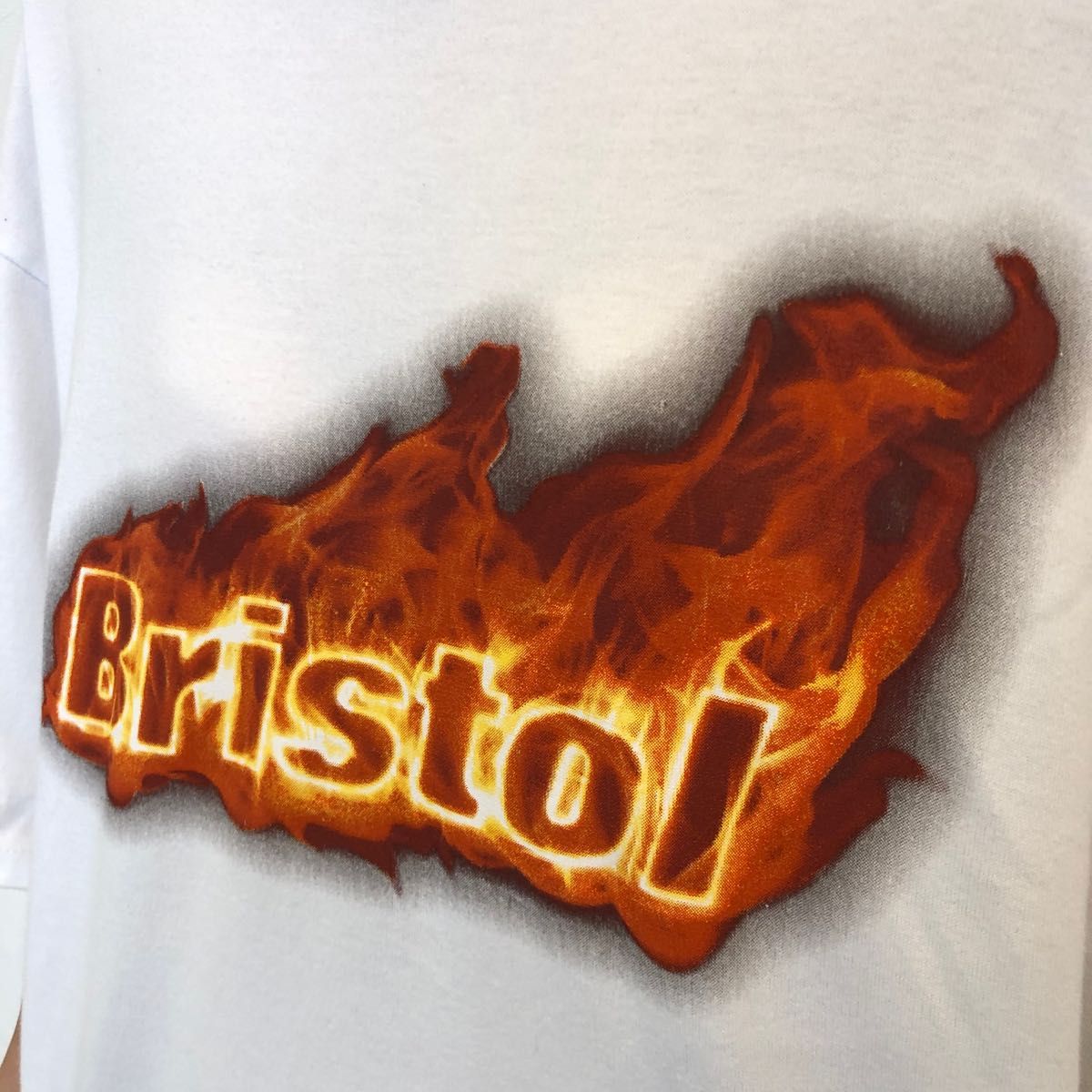 【美品】FCRB Bristol 半袖 Tシャツ ファイアーパターン ホワイトS センターロゴ　実寸M〜L ホワイト