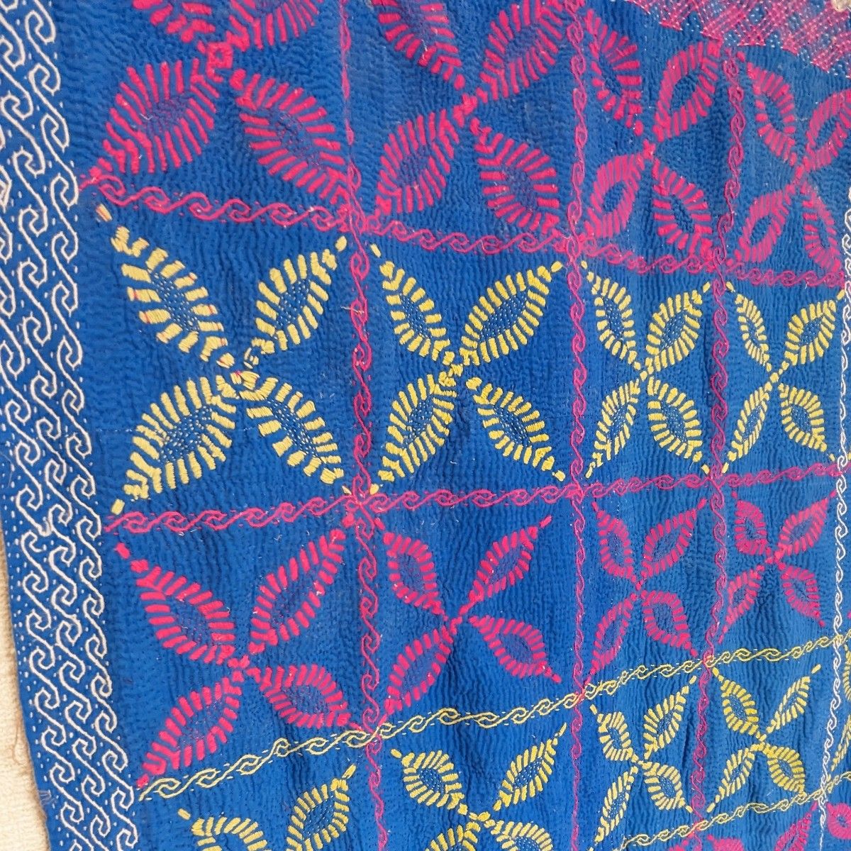鮮やかなアオに刺繍が映えるラリーキルト　刺し子　インド綿　刺繍布　古布　襤褸　ノクシカタ　ハンドメイド　