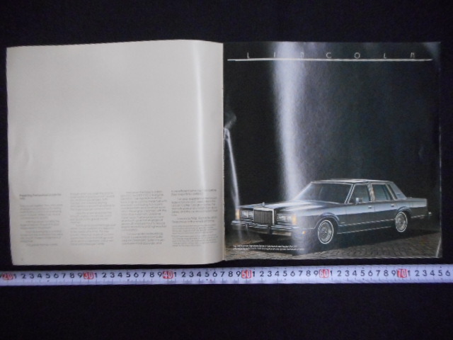 本　車　カタログ　オリジナルの当時物　１９８２年　リンカーン　タウンカー　LINCOLN 　TOWN CAR_画像2