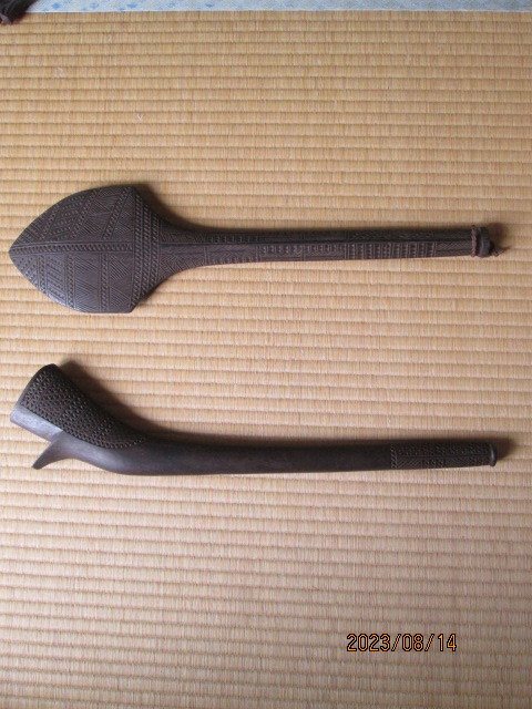 フィジー製1986年現地で購入した木彫のインテリア品、斧と手刀の珍品