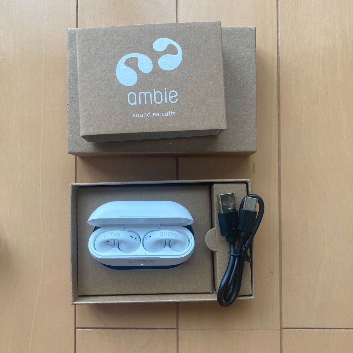 新品】ambie AM-TW01 ワイヤレスイヤホン ホワイト ソックス付 新品】ambie AM-TW01 ワイヤレスイヤホン ホワイト ソックス付