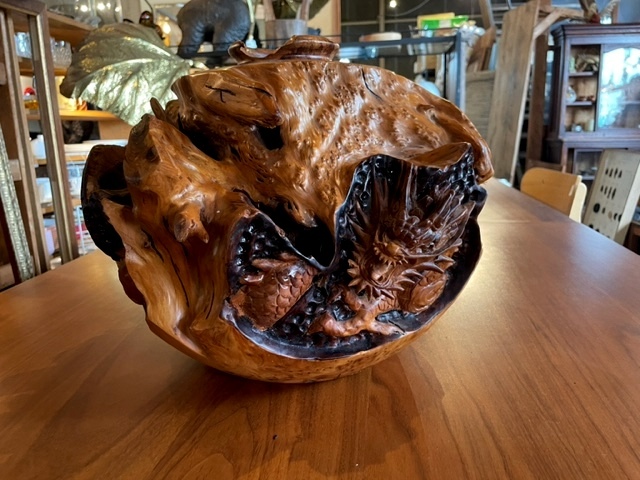 大きな木彫り龍が彫刻された木製花器 / 竜 ドラゴン 無垢材 玉杢 瘤杢