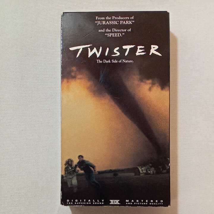 zaa-zvd18♪Twister 　 Helen Hunt (出演), Bill Paxton (出演)英語版 [Import] [VHS] ビデオ 113分_画像1