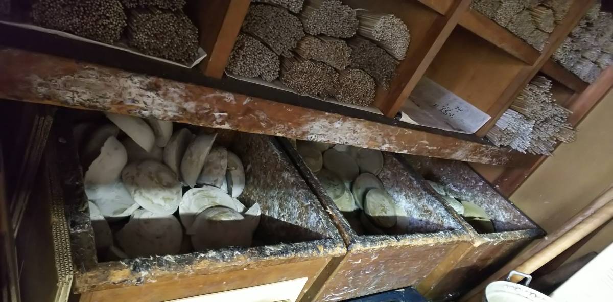 國産ハゼの実100%で作った蝋で作ります