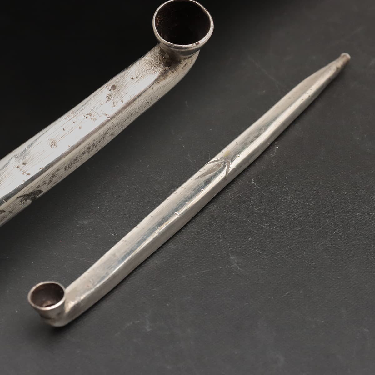 EJ071 時代 喫煙具 銀製 竹笹彫文 四角型 銀煙管 全長18.5cm 重65g・銀