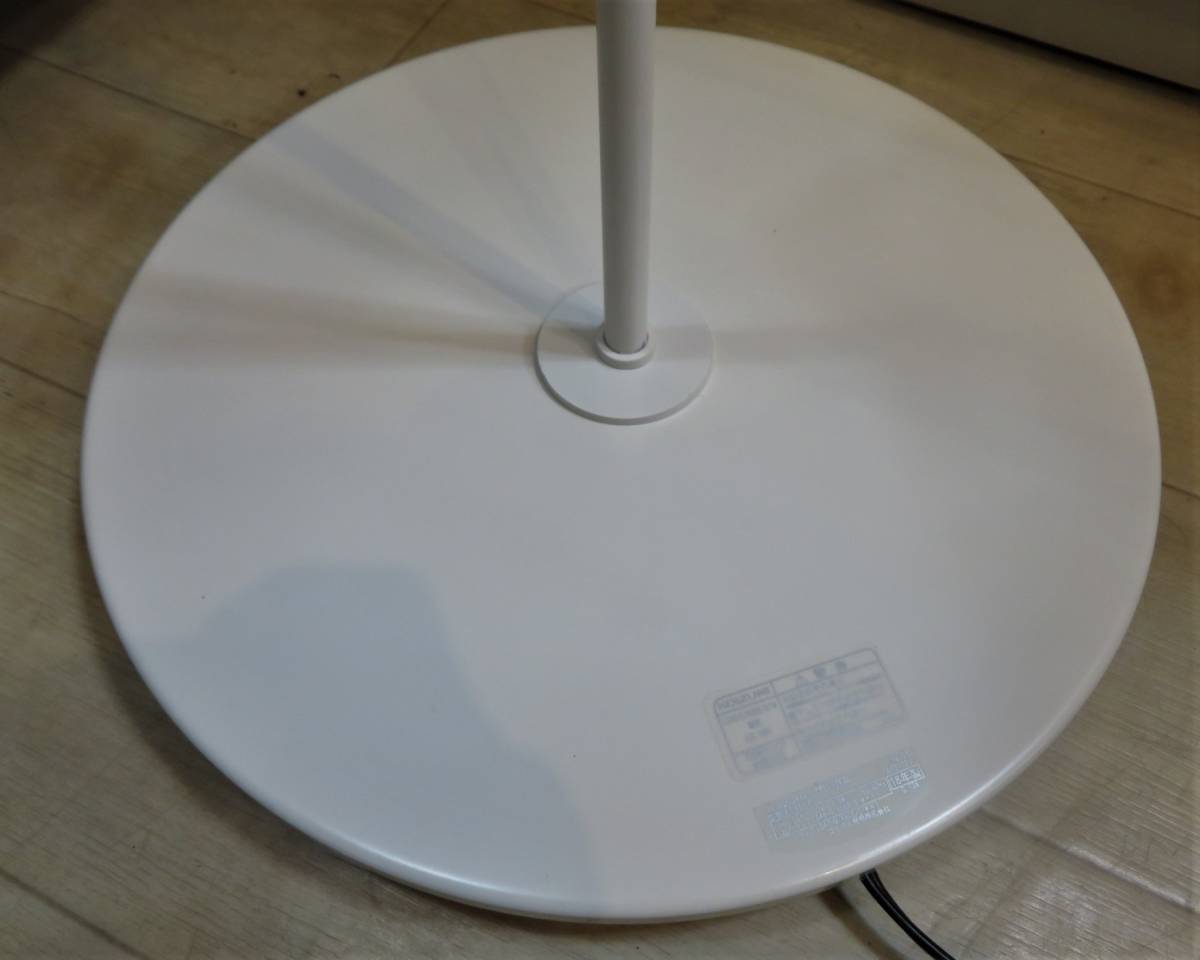 未使用品【愛知店舗】コイズミ フロアスタンドライト LEDランプ 7.8W 白熱球100W相当 口金E26 AT45841L_画像3