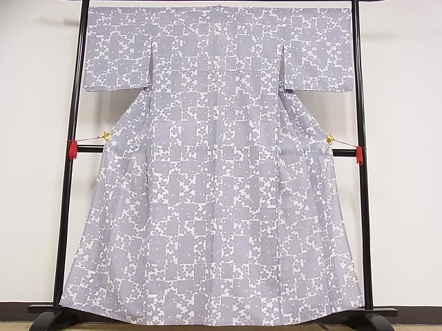 平和屋-こころ店■夏物　小紋　紗　市松舞桜　洗える着物　着丈156cm　裄丈67.5cm　B-ph5285_画像2