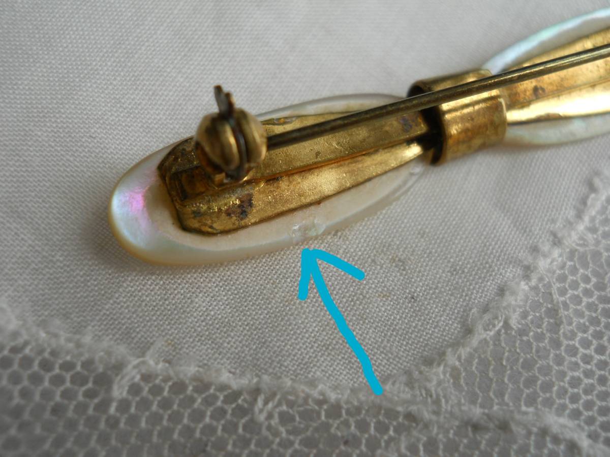 英国アンティーク 真珠の光沢 マザーオブーパール 白蝶貝 リボンのデザイン ブローチ_裏側に小さな欠けあり