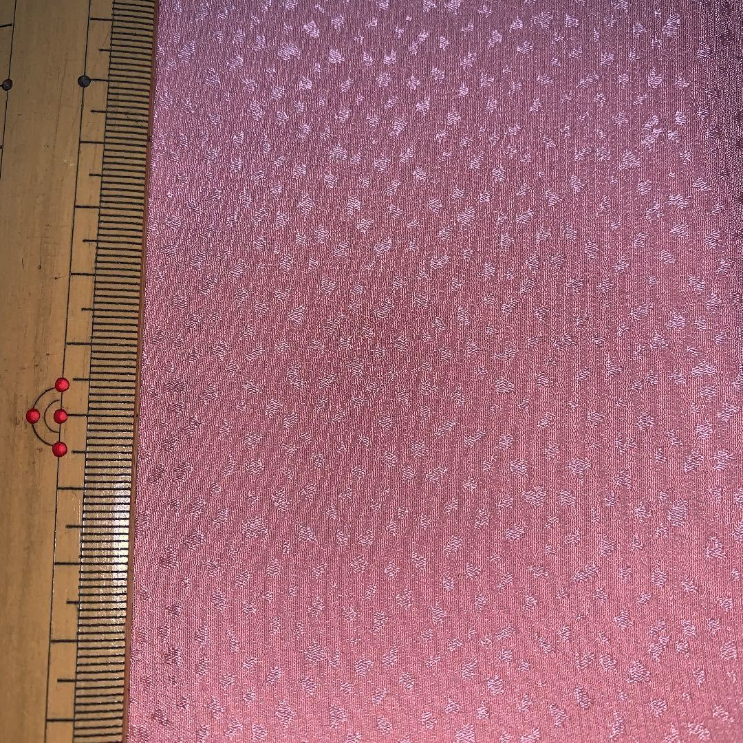 正絹　着物ハギレ　約32×50 桃　地模様　ピンクはぎれ　ちらし_画像2