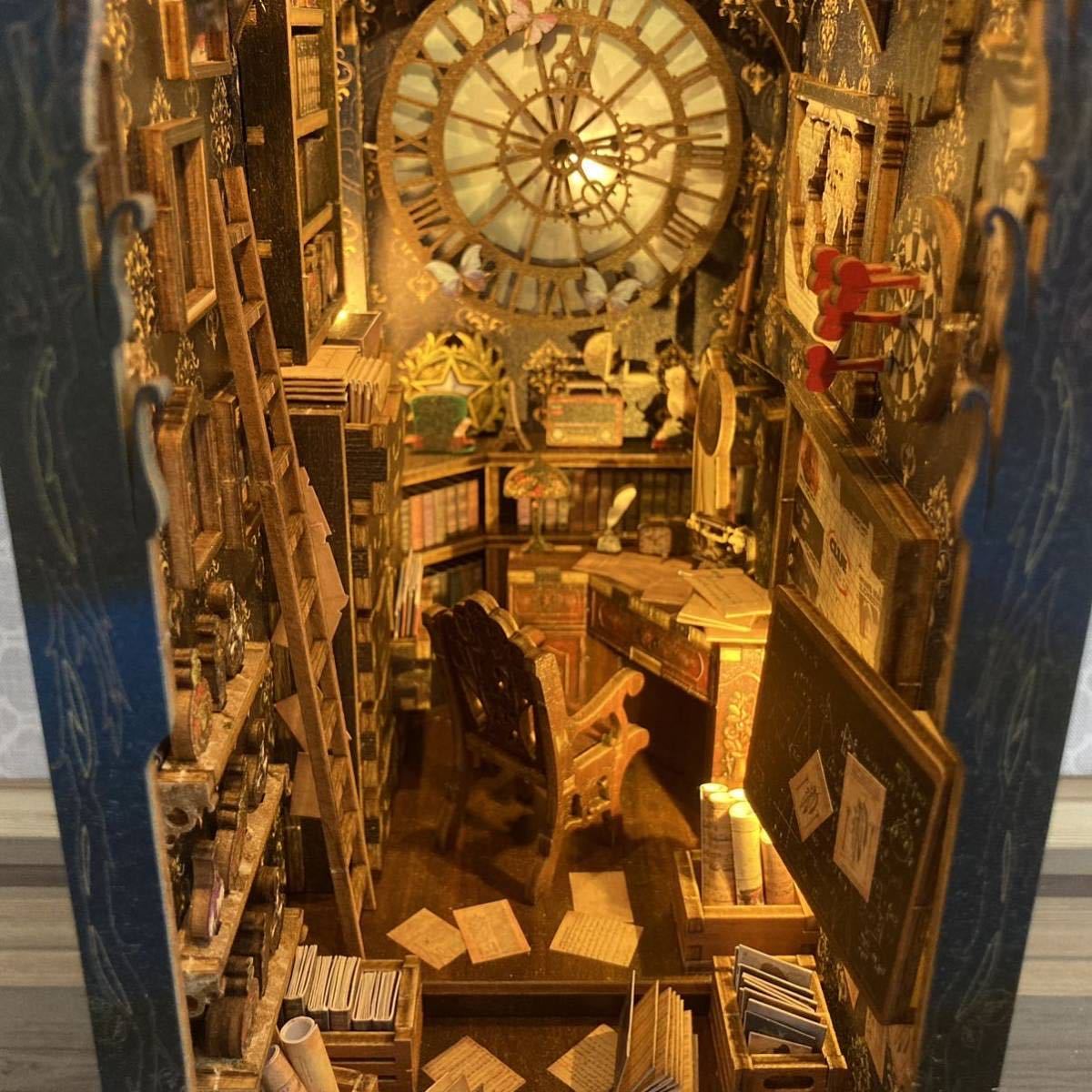 【完成品】ミニチュア　ドールハウス　名探偵事務所　ブックヌーク　ブックスタンド　3D 木製　本棚　本型
